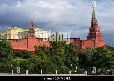 Armoury Chamber behind Kremlin walls with Borovitskaya tower and Oruzheinaya (Armoury) tower of Moscow Kremlin in central Moscow, Russia Stock Photo