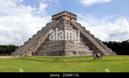 Temple of Kukulcan (El Castillo) dominating the center of the archaeological site, Chichen-Itza, Yucatan, Mexico Stock Photo
