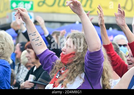 Vienna, Austria. 09th Oct, 2020. Final election campaign of the FPÖ (Freedom Party Austria) for the mayoral elections on October 11, 2020. Picture shows supporters of the FPÖ. Stock Photo