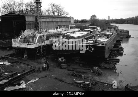 AJAXNETPHOTO. VILLENEUVE LA GARENNE, FRANCE. - BARGE REFIT - PENICHES PULLED ASHORE AT ONE OF THE LAST REMAINING PENICHE SHIPYARDS ON THE SEINE AT VILLENEUVE LA GARENNE ON THE OUTSKIRTS OF PARIS. 19TH CENTURY IMPRESSIONIST PAINTER ALFRED SISLEY MADE PAiNTINGS OF SCENES IN THE AREA. PHOTO:JONATHAN EASTLAND/AJAX.  REF: 1708 58 Stock Photo