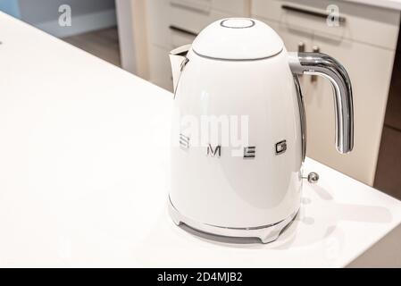 Calgary (Alberta) - le 8 octobre 2020 : bouilloire SMEG avec fond de  cuisine blanc Photo Stock - Alamy