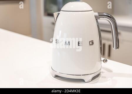 bouilloire SMEG avec fond de cuisine blanc Photo Stock - Alamy