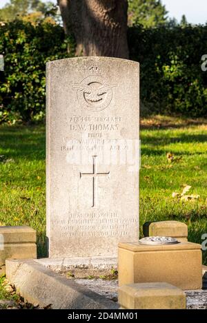 Headstone, gravestone of RAF pilot Sergeant DW Thomas who died 18 May 1941 when flying Spitfire P8245 with 611 Squadron. Structural failure, Dengie Stock Photo