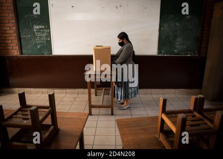 La Paz, Bolivia. 9th Oct 2020. A woman participating in a voting simulation fills out a ballot in a school room. The election is to be held on 18th Oct 2020, almost exactly one year after the last controversial one that led to a severe political crisis in Bolivia and to the forced resignation of former president Evo Morales. Credit: Radoslaw Czajkowski/ Alamy Live News Stock Photo
