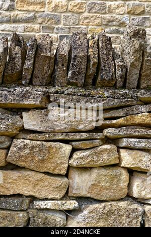 Background - A dry stone wall built with Cotswold stone at Lechlade on Thames in the Cotswolds, Gloucestershire, United Kingdom Stock Photo