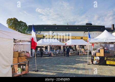 Brunn am Gebirge: French market at Town Hall in Wienerwald, Vienna Woods, Niederösterreich, Lower Austria, Austria Stock Photo