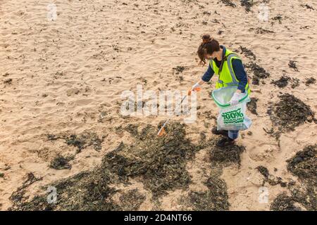 Volunteers help clean up litter from the main beach in Margate, kent Stock Photo