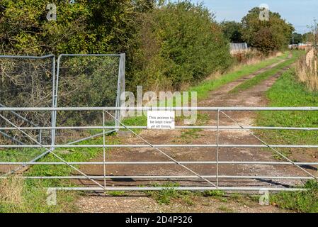 Public bridleway green route with closed vehicle access gate. Access to be kept clear at all times, sign. Track Stock Photo