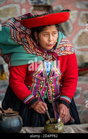 Quechua woman giving weaving process demonstration, Balkon del Inka weavers co-op, Chinchero, Cusco, Peru Stock Photo