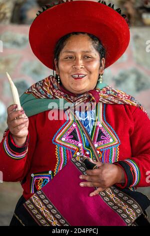 Quechua woman giving weaving process demonstration, Balkon del Inka weavers co-op, Chinchero, Cusco, Peru Stock Photo