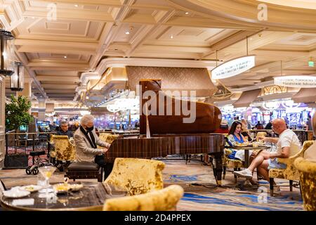 Las Vegas, SEP 25, 2020 - Pianist wearing face mask doing performance in Bellagio Hotel and Casino Stock Photo