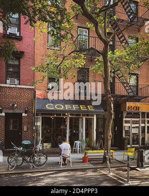 Think Coffee, 1 Bleecker St, New York, NY. exterior storefront of a coffee  shop, and sidewalk cafe in the East Village neighborhood of Manhattan Stock  Photo - Alamy