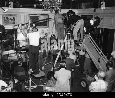 ALFRED HITCHCOCK and Movie Crew filming CARY GRANT and mainly obscured MARTIN LANDAU and JAMES MASON on set candid during production of NORTH BY NORTHWEST 1959 director ALFRED HITCHCOCK writer Ernest Lehman music Bernard Herrmann Metro Goldwyn Mayer Stock Photo