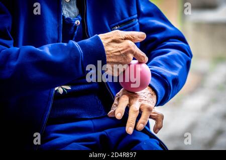 Physical exercise program facilitated by a coach and supervised by a nurse Asalée as part of the overall care of the elderly subject to maintain its a Stock Photo