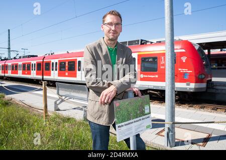 09 September 2020, Baden-Wuerttemberg, Renningen: Station manager Nikolaus Hebding is standing on the 'butterfly meadow' in Renningen station. (to dpa: 'Environmentally conscious railway manager: Come on people, move a bit') Photo: Tom Weller/dpa Stock Photo