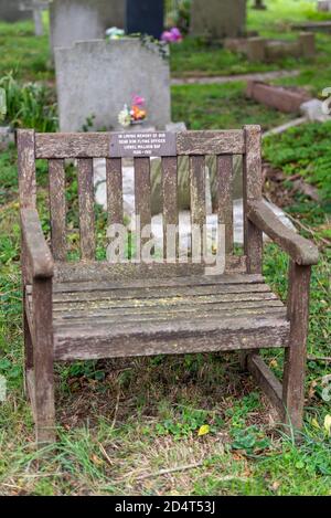Wooden seat dedicated to RAF pilot Flying Officer Lionel Millikin who was killed when his Gloster Meteor fighter jet crashed in Westcliff on Sea Stock Photo