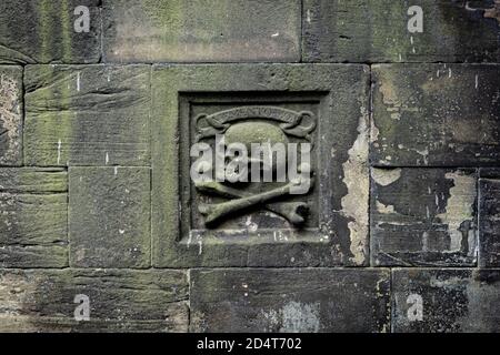 Memento Mori sign in mossy stone wall at Greyfriars Kirkyard Stock Photo