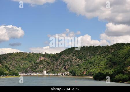 Die wunderschönen romantischen felsigen Ufer des Mittelrhein bei Sankt Goar laden ein zum Entspannen und wandern. Alte Sagen werden wieder lebendig. - Stock Photo