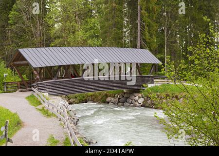 Oberer Renksteg, Holzbrücke, Gebirgsbach, Stillach, Wanderweg, Allgäu Stock Photo