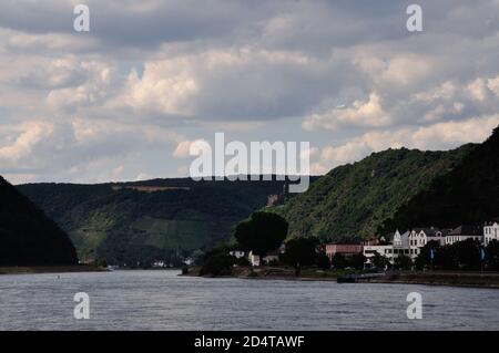 Die wunderschönen romantischen felsigen Ufer des Mittelrhein bei Sankt Goar laden ein zum Entspannen und wandern. Alte Sagen werden wieder lebendig. - Stock Photo