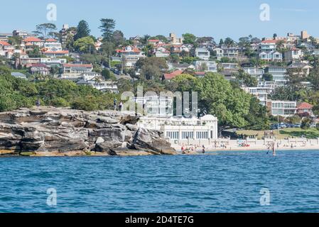 The 1928-29 constructed 'Spanish Mission' style, Bathers Pavilion at Balmoral Beach, Mosman, Sydney, Australia partially hidden by Rocky Point Island Stock Photo