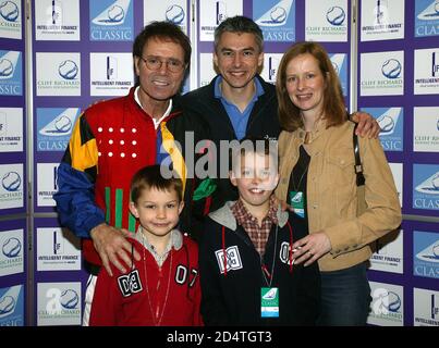 Cliff Richard Tennis Classic tournament  at the Birmingham NIA 20th Dec 2003: Cliff with Jonathan Edwards + his wide Alison and sons Sam & Nathan Stock Photo