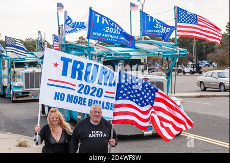 A man wearing an anti-Antifa shirt walks past the Trump convoy as it is getting on its way for a rally down the Long Island Expressway in New York on October 11, 2020. (Photo by Gabriele Holtermann/Sipa USA) Credit: Sipa USA/Alamy Live News Stock Photo