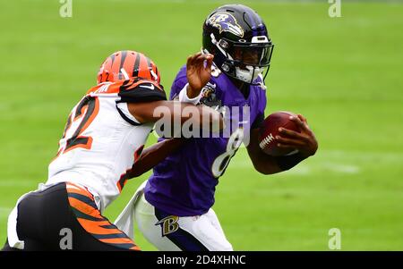 Cincinnati Bengals running back Trayveon Williams (32) kneels before a  preseason NFL football game against the Los Angeles Rams, Saturday, Aug.  27, 2022, in Cincinnati. (AP Photo/Emilee Chinn Stock Photo - Alamy