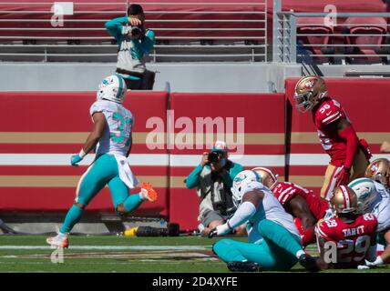 Santa Clara, CA, USA. 11th Oct, 2020. Miami Dolphins running back Myles Gaskin (37) runs in for a touchdown against the San Francisco 49ers in the first quarter during a game at Levi's Stadium on Sunday, Oct. 11, 2020 in Santa Clara. Credit: Paul Kitagaki Jr./ZUMA Wire/Alamy Live News Stock Photo