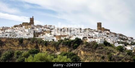 Arcos de la Frontera, white town built on a rock along Guadalete river, in the province of Cadiz, Andalusia, Spain Stock Photo