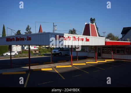 The Mike's Drive-In Restaurant in Oregon City, an old-school drive-in with a retro feel serving burgers, fries, and shakes in low-key digs. Stock Photo