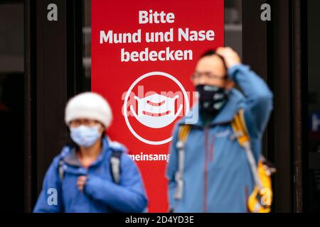 Dusseldorf, Deutschland. 09th Oct, 2020. At the main train station in Dusseldorf, Deutsche Bahn signs urge travelers to 'Please cover your mouth and nose'. In pedestrian areas and in public spaces, a mask is required if the R value is increased. (Topic picture, symbol picture) Dusseldorf, 09.10.2020 | usage worldwide Credit: dpa/Alamy Live News Stock Photo