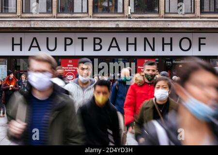 Dusseldorf, Deutschland. 09th Oct, 2020. At the main train station in Dsssseldorf, Deutsche Bahn signs ask passengers to 'Please cover your mouth and nose'. A mask is also required in pedestrian zones and on public squares if the R-value is increased. (Topic picture, symbol picture) Dsssseldorf, 09.10.2020 | usage worldwide Credit: dpa/Alamy Live News Stock Photo