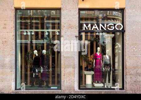 Mango Window Display Stock Photo - Alamy