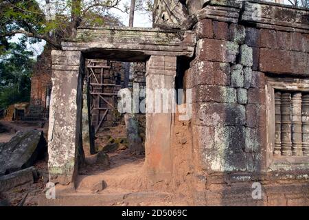 Prasat Krahom Doorway ancient ruins, the second-largest structure at Koh Ker. Archaeological Landscape of Koh Ker at the Angkor Wat site in Northwest Stock Photo