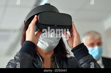 Jena, Germany. 12th Oct, 2020. Anja Siegesmund (Bündnis90/Die Grünen), Minister of the Environment of Thuringia, wears VR glasses during the tour of the DLR School Lab and Citizens Science Laboratory at the Institute of Data Sciences at the German Aerospace Center (DLR). She also wants to find out about acquisition systems for climate data. Credit: Martin Schutt/dpa-Zentralbild/dpa/Ģ����ý Live News Stock Photo