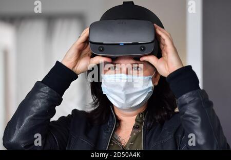 Jena, Germany. 12th Oct, 2020. Anja Siegesmund (Bündnis90/Die Grünen), Minister of the Environment of Thuringia, wears VR glasses during the tour of the DLR School Lab and Citizens Science Laboratory at the Institute of Data Sciences at the German Aerospace Center (DLR). She also wants to find out about acquisition systems for climate data. Credit: Martin Schutt/dpa-Zentralbild/dpa/17�Թ����� Live News Stock Photo
