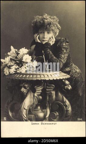 Schauspielerin Sarah Bernhardt, Am Tisch sitzend, nachdenklich | usage worldwide Stock Photo
