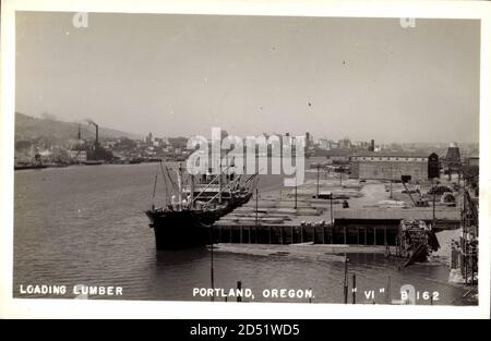 Portland Oregon, Loading Lumber, Partie am Hafen, Frachtdampfer | usage worldwide Stock Photo