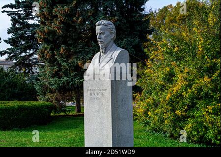 Moscow, Russia - October 12, 2020: Attractions of Moscow. Bust of Russian physicist and electrical engineer Alexander Stepanovich Popov next to Moscow Stock Photo