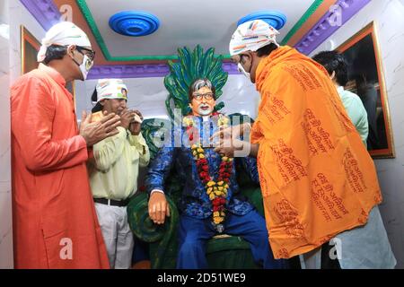 Kolkata, India. 11th Oct, 2020. Members of All Bengal Amitabh Bachchan Fan association offer prayer in front of Indian Bollywood actor Amitabh Bachchan idol to celebrate his 78th birthday in Kolkata. (Photo by Dipa Chakraborty/Pacific Press) Credit: Pacific Press Media Production Corp./Alamy Live News Stock Photo