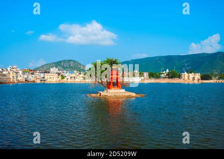 Hindu temple on Pushkar lake in Pushkar in Rajasthan state of India ...