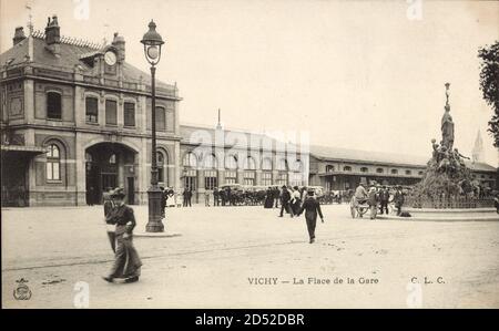 Vichy Allier, La Place de la Gare, Monument, des passants | usage worldwide Stock Photo