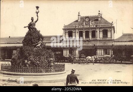 Vichy Allier, La Gare, Monument de la Ville de Vichy, Blick zum Bahnhof | usage worldwide Stock Photo