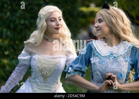 MONACO di BAVIERA, GERMANIA - 12 settembre 2020: Un gruppo di cosplayer  vestiti come Alice nel paese delle meraviglie Foto stock - Alamy