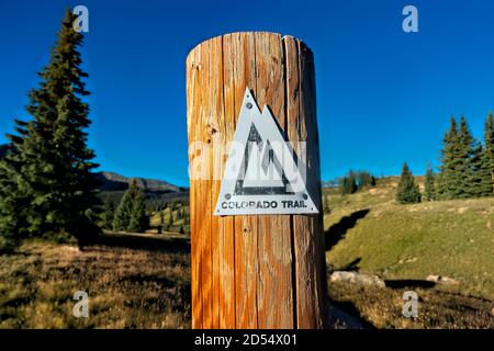 Sign marks the way for the 485 mile Colorado Trail,  Colorado, USA Stock Photo