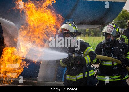 New Jersey state fire protection specialists Ashley Gilliam, left, and Fire Capt. Joe Tomasella with the New Jersey Air National Guard's 177th Fighter Wing extinguish a simulated aircraft engine fire during live fire training at the Aircraft Rescue and Fire Fighting Training Center, Philadelphia International Airport, Pa., Sept. 15, 2020. The Atlantic City Air National Guard Base firefighters perform aircraft live fire training twice a year. The state-of-the-art facility is equipped with a simulator, which allows for interior and exterior training and includes a multitude of various fire scena Stock Photo