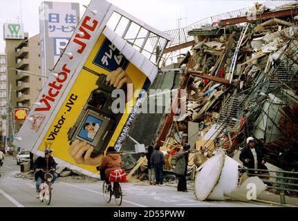 Earthquake-damaged building, following the Kobe Quake, Japan Stock ...