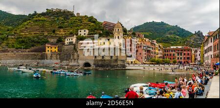 Lovely big panorama of the port of Vernazza in the Cinque Terre coastal area with its colourful houses, the Church of Santa Margherita d'Antiochia in... Stock Photo