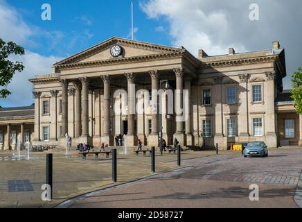 St George's Square and the impressive frontage of the Victorian railway station in Huddersfield, West Yorkshire Stock Photo